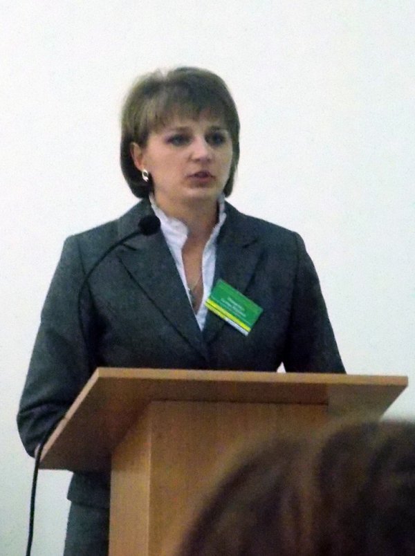 Г.Ю. Аніщенко під час доповіді на пленарному засіданні